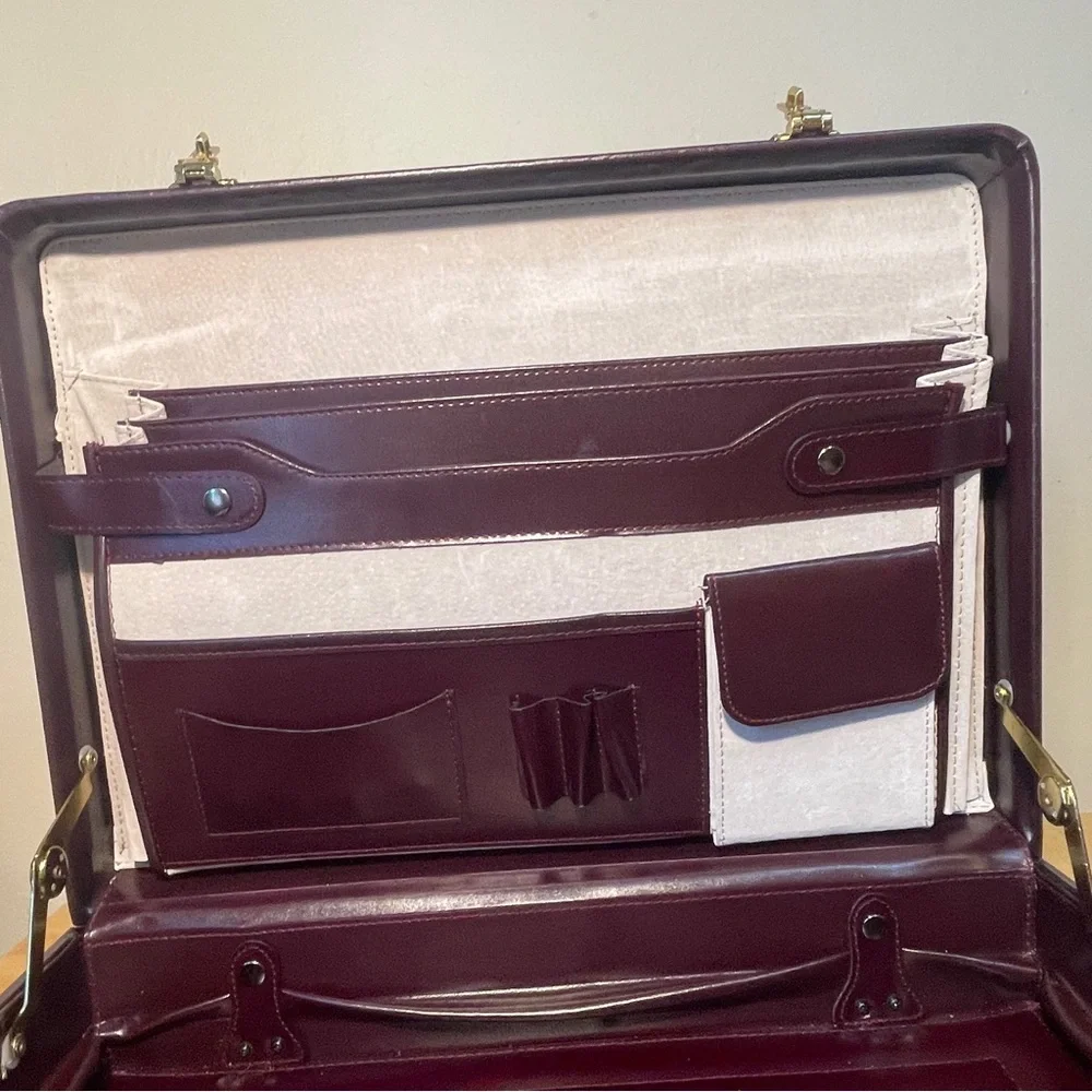 U.S. Luggage New York Burgundy Leather Vintage Expandable Briefcase